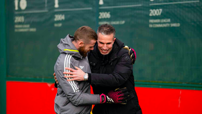 Van Persie bất ngờ tới buổi tập M.U, theo sát Wout Weghost - Bóng Đá