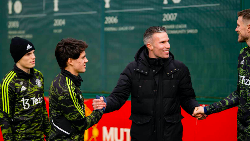 Van Persie bất ngờ tới buổi tập M.U, theo sát Wout Weghost - Bóng Đá