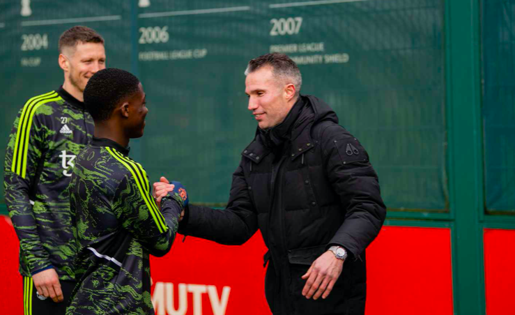 Van Persie bất ngờ tới buổi tập M.U, theo sát Wout Weghost - Bóng Đá