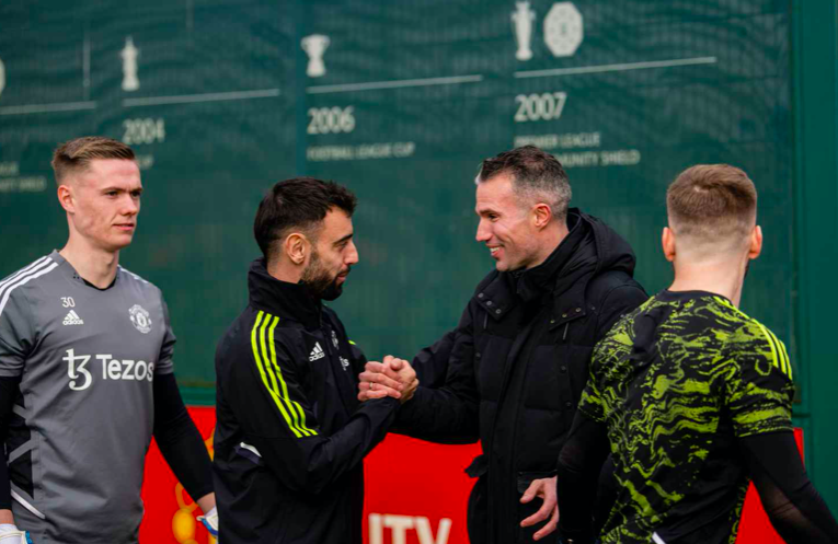 Van Persie bất ngờ tới buổi tập M.U, theo sát Wout Weghost - Bóng Đá