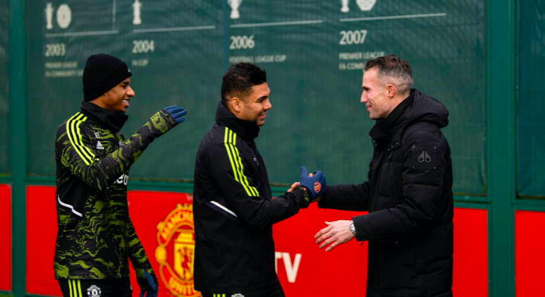 Van Persie bất ngờ tới buổi tập M.U, theo sát Wout Weghost - Bóng Đá