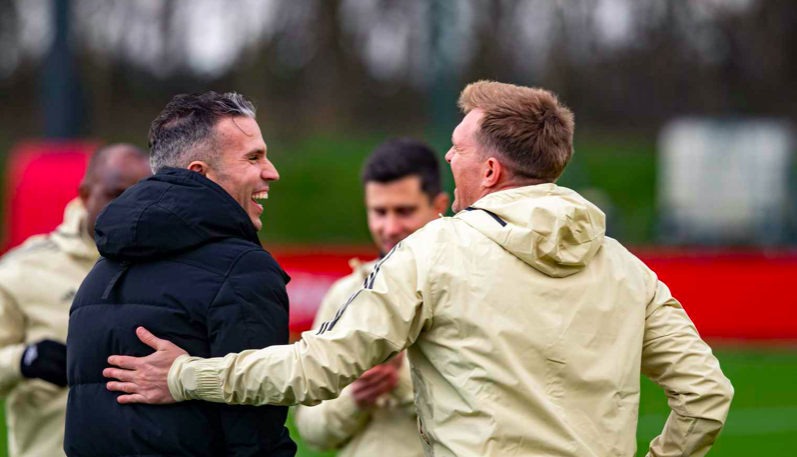 Van Persie bất ngờ tới buổi tập M.U, theo sát Wout Weghost - Bóng Đá