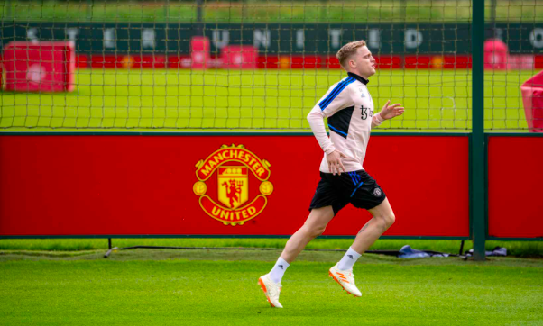 Donny van de Beek has returned to individual training on the grass at Carrington - Bóng Đá