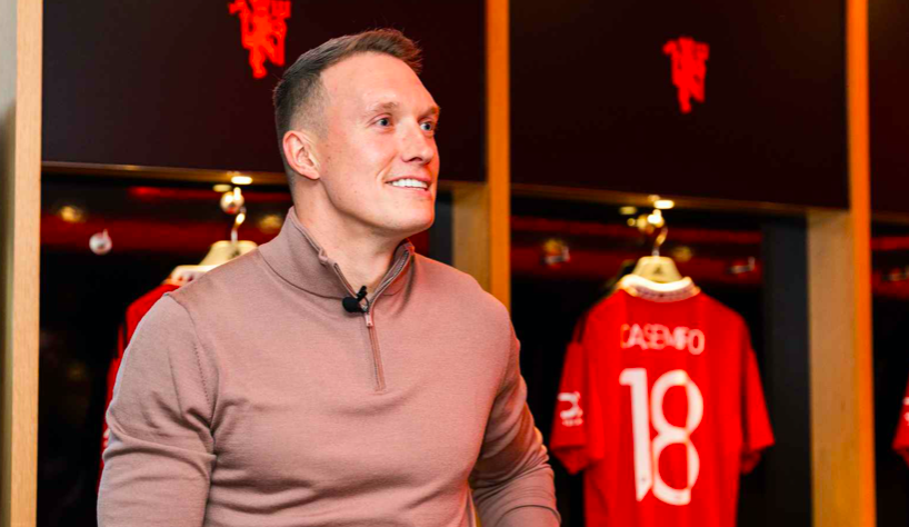Xót xa những hình ảnh cuối cùng của Phil Jones ở Old Trafford - Bóng Đá
