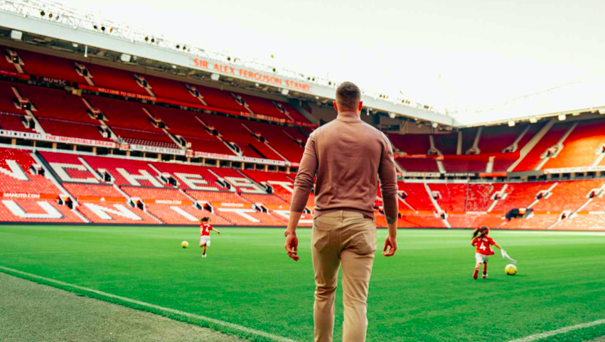 Xót xa những hình ảnh cuối cùng của Phil Jones ở Old Trafford - Bóng Đá