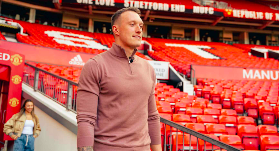Xót xa những hình ảnh cuối cùng của Phil Jones ở Old Trafford - Bóng Đá