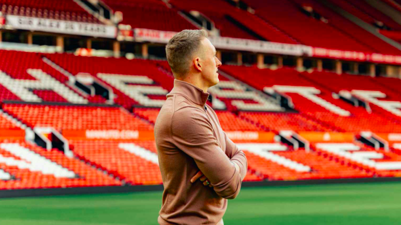 Xót xa những hình ảnh cuối cùng của Phil Jones ở Old Trafford - Bóng Đá