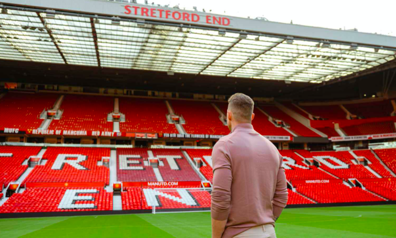 Xót xa những hình ảnh cuối cùng của Phil Jones ở Old Trafford - Bóng Đá