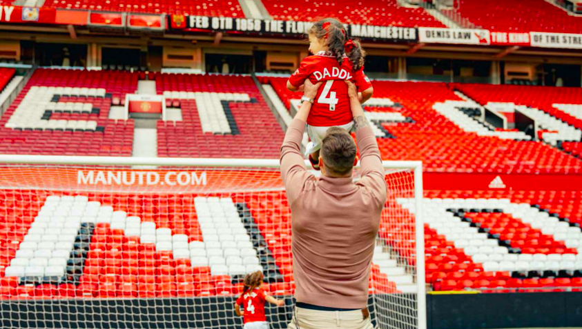 Xót xa những hình ảnh cuối cùng của Phil Jones ở Old Trafford - Bóng Đá