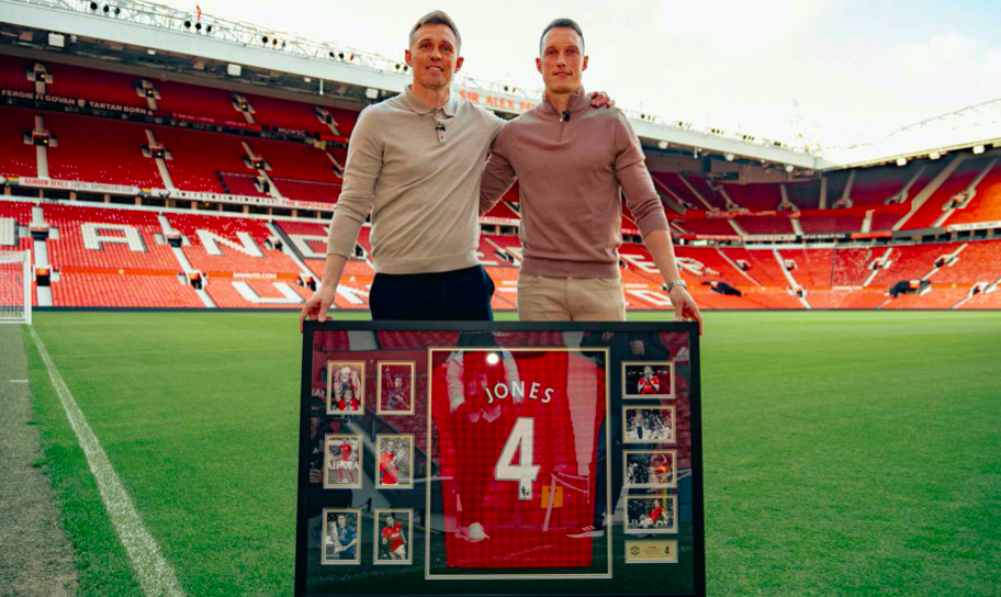 Xót xa những hình ảnh cuối cùng của Phil Jones ở Old Trafford - Bóng Đá