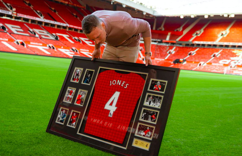 Xót xa những hình ảnh cuối cùng của Phil Jones ở Old Trafford - Bóng Đá