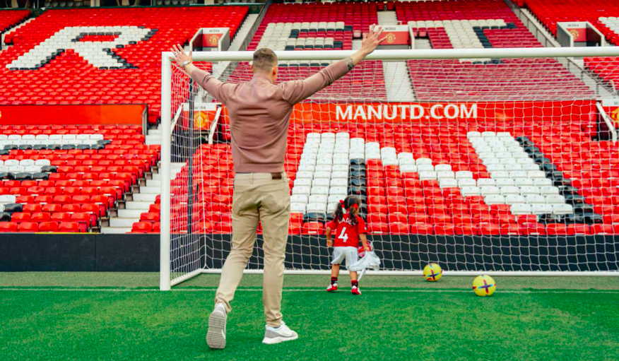 Xót xa những hình ảnh cuối cùng của Phil Jones ở Old Trafford - Bóng Đá