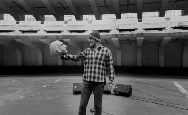 Manchester United legend Eric Cantona goes into music [Watch] - Bóng Đá