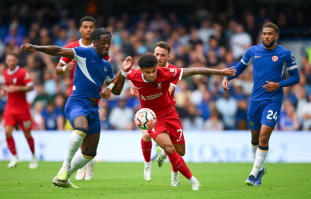 Reece James and Axel Disasi were in a bit of a muddle about who was picking up Diaz at the back post - Bóng Đá