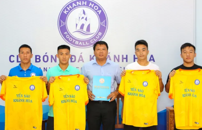 Được bơm 60 tỷ, CLB V-League ký một lúc 33 cầu thủ - Bóng Đá