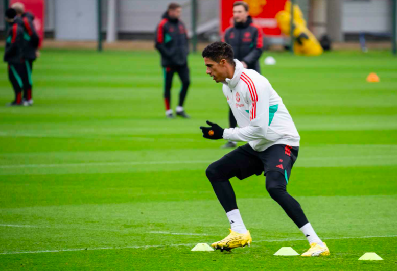 Hai trụ cột mất tích lâu ngày xuất hiện trên sân tập Man Utd - Bóng Đá