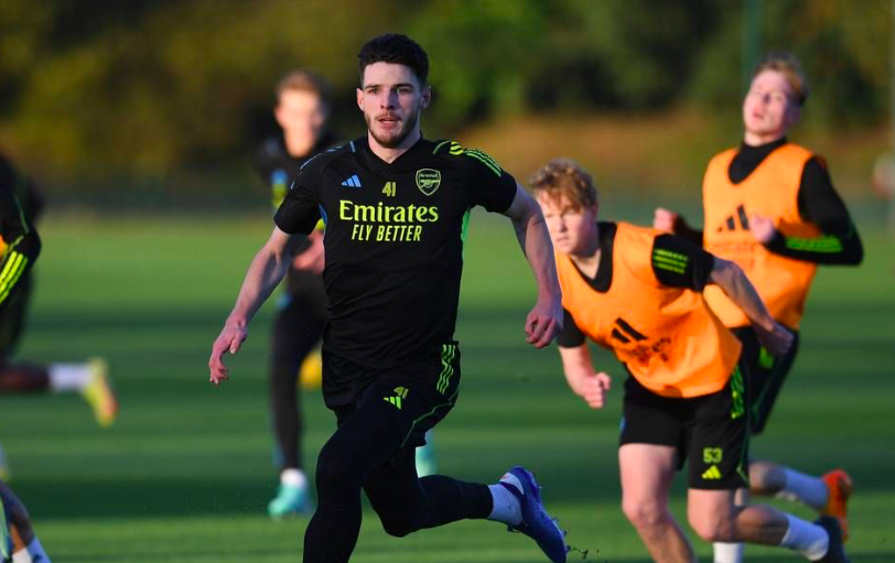 Số 10 tái xuất; Bước ngoặt xảy đến trong buổi tập của Arsenal - Bóng Đá