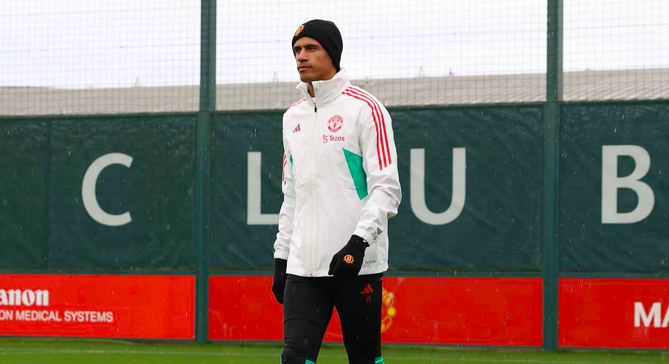 Man Utd quay trở lại tập luyện; Varane lộ hình ảnh buồn xo - Bóng Đá