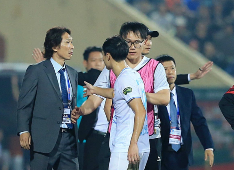 HLV CAHN bị đề nghị kỷ luật - Bóng Đá