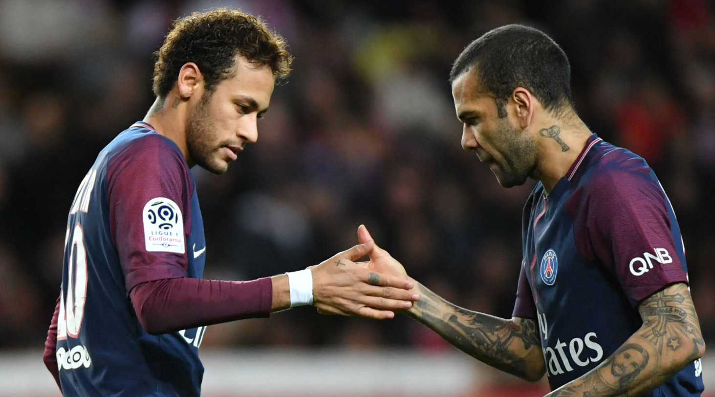 Alves cầu cứu gia đình Neymar - Bóng Đá