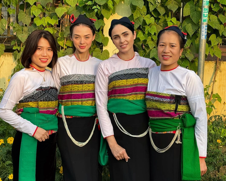 Bà xã Ukraine của Bùi Tiến Dũng gây thương nhớ trong trang phục ngày Tết - Bóng Đá
