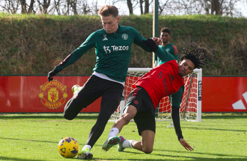 Hạ Villa, HLV Ten Hag nổi hứng phô diễn kỹ thuật trên sân tập Man Utd - Bóng Đá