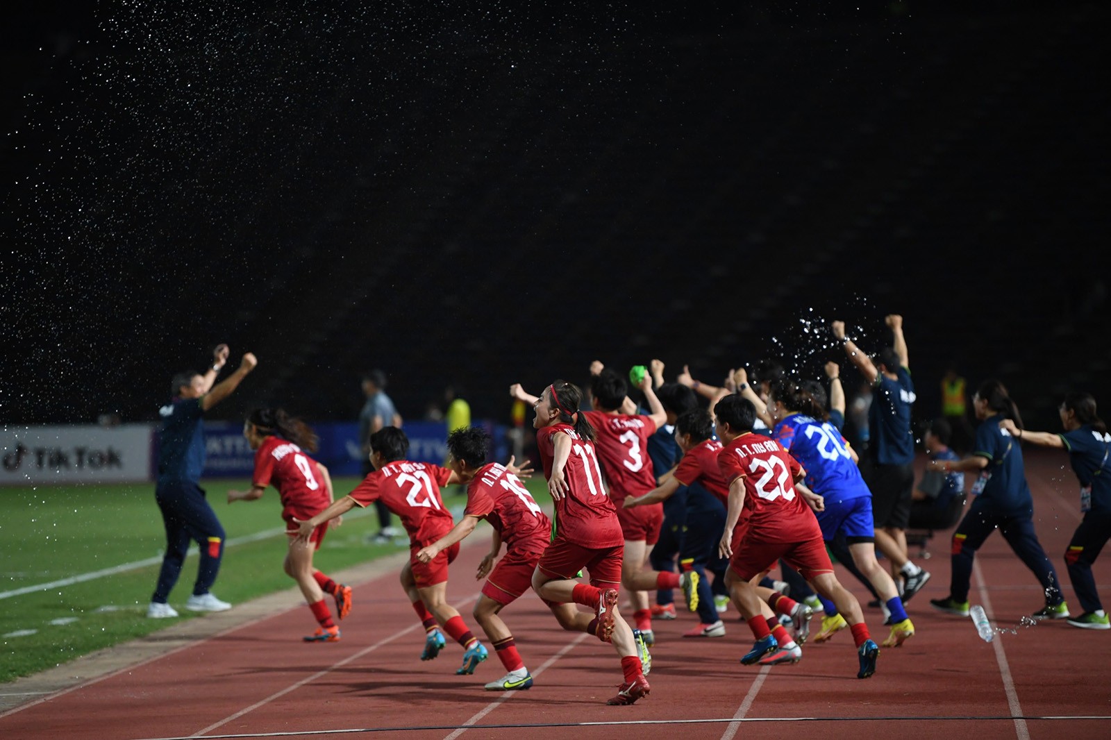 Xúc động khoảnh khắc tuyển nữ Việt Nam làm nên lịch sử ở SEA Games - Bóng Đá