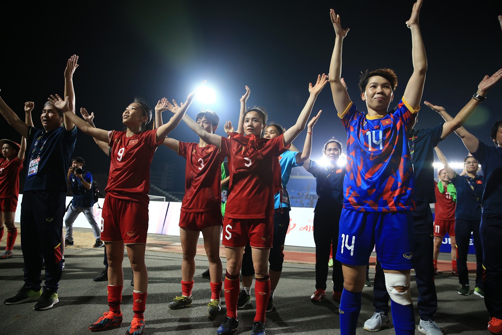 Xúc động khoảnh khắc tuyển nữ Việt Nam làm nên lịch sử ở SEA Games - Bóng Đá
