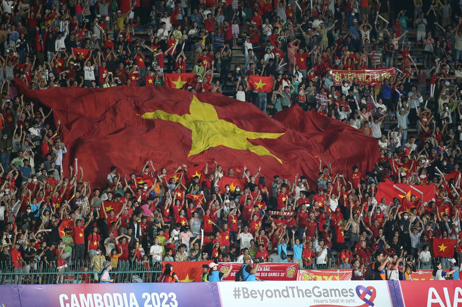 Xúc động khoảnh khắc tuyển nữ Việt Nam làm nên lịch sử ở SEA Games - Bóng Đá