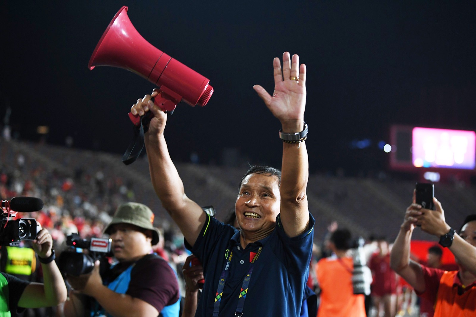 Xúc động khoảnh khắc tuyển nữ Việt Nam làm nên lịch sử ở SEA Games - Bóng Đá