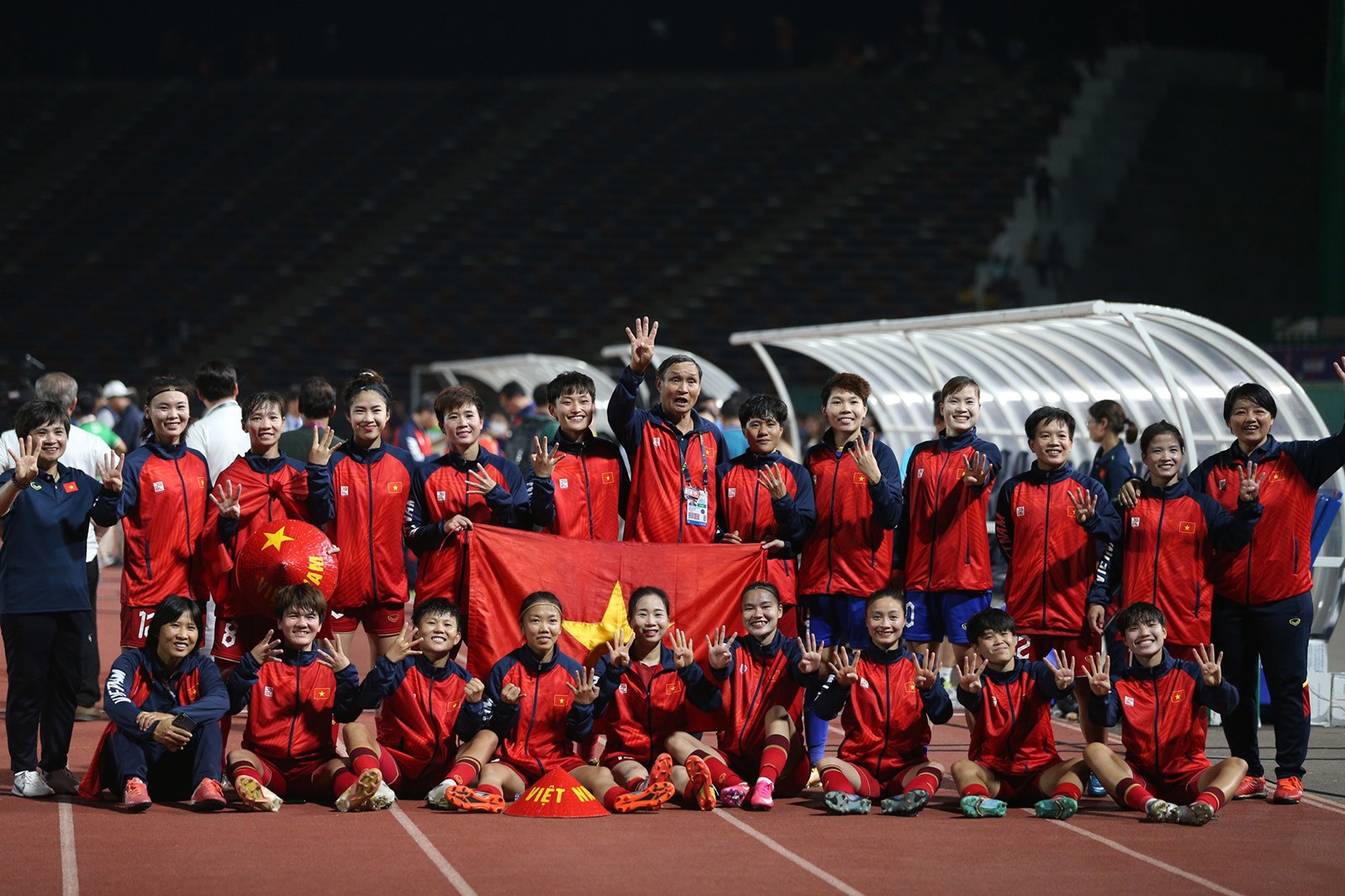 Xúc động khoảnh khắc tuyển nữ Việt Nam làm nên lịch sử ở SEA Games - Bóng Đá