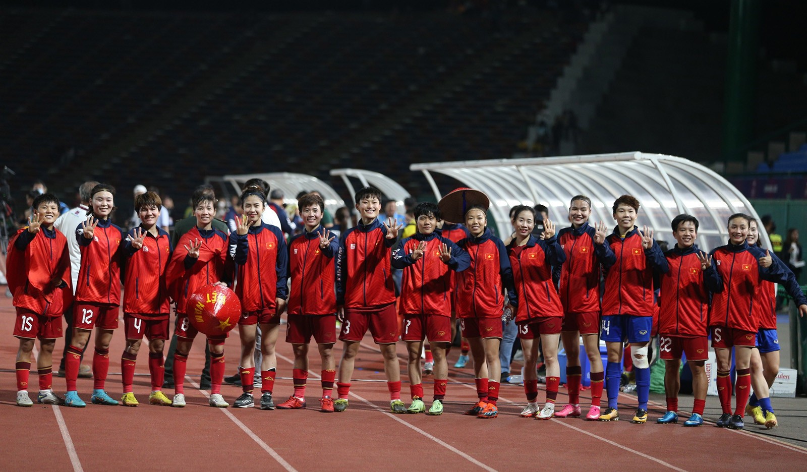 Xúc động khoảnh khắc tuyển nữ Việt Nam làm nên lịch sử ở SEA Games - Bóng Đá