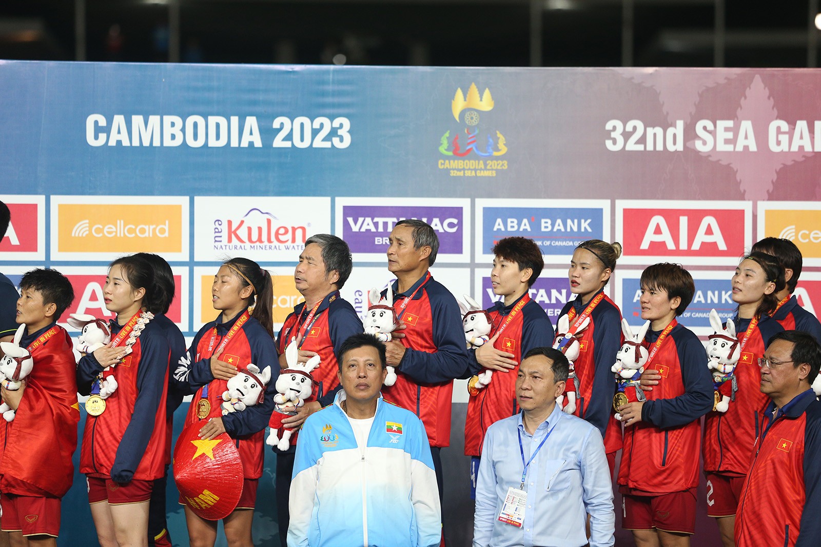 Xúc động khoảnh khắc tuyển nữ Việt Nam làm nên lịch sử ở SEA Games - Bóng Đá
