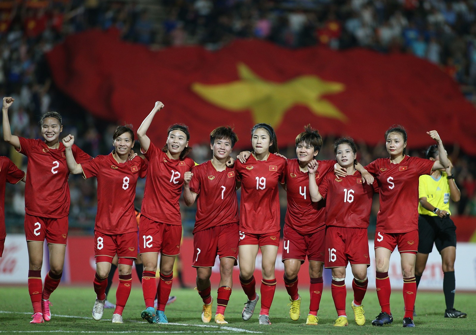 Xúc động khoảnh khắc tuyển nữ Việt Nam làm nên lịch sử ở SEA Games - Bóng Đá