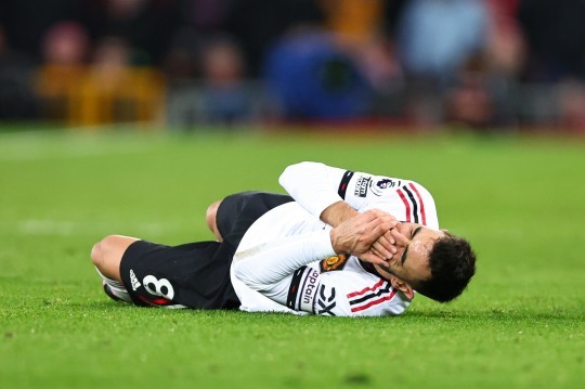 Ex-Premier League referee calls for Bruno Fernandes to be charged by FA after Manchester United’s defeat to Liverpool - Bóng Đá