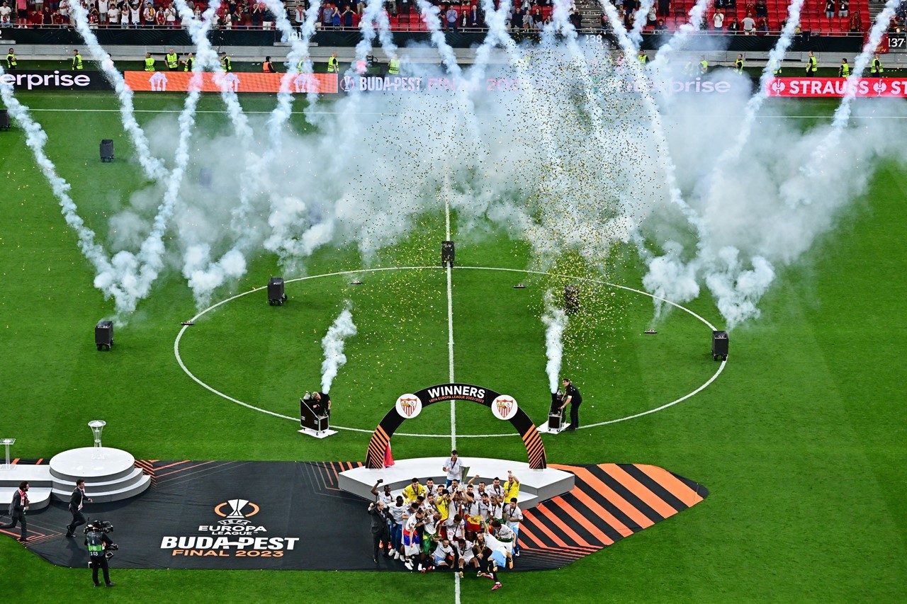 Khoảnh khắc Sevilla lần thứ 7 ẵm cúp Europa League - Bóng Đá