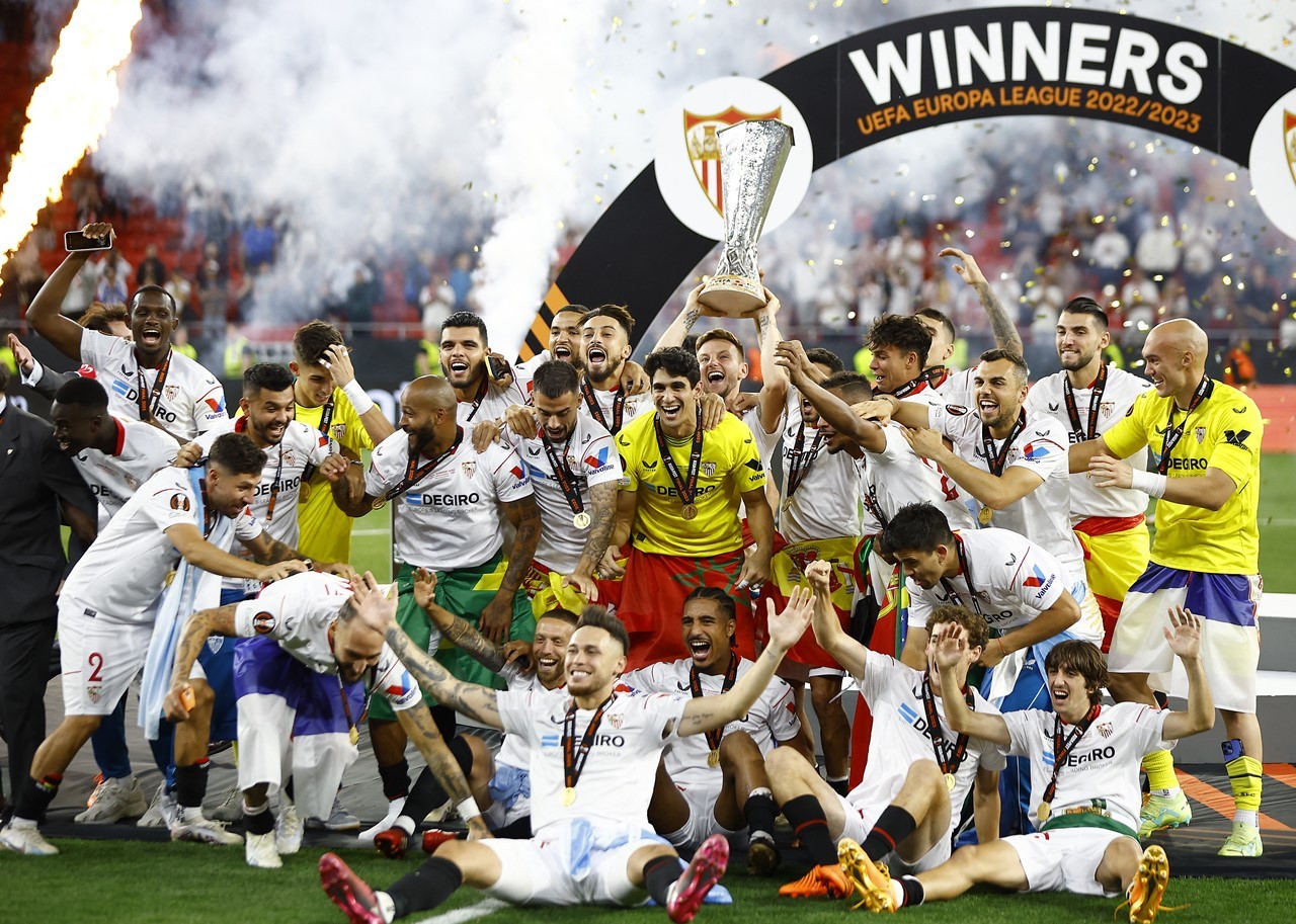 Khoảnh khắc Sevilla lần thứ 7 ẵm cúp Europa League - Bóng Đá