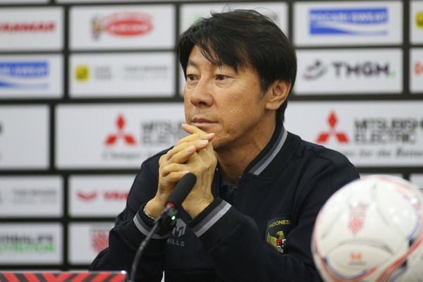 Ông Shin Tae-yong tấn công Văn Hậu; HLV Park: “Thắng tôi đi rồi hãy phát biểu” - Bóng Đá