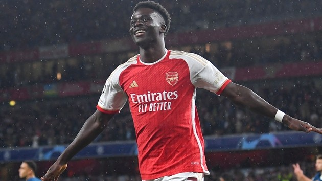 Bí quyết đằng sau sự bền bỉ của Bukayo Saka: Cơm mẹ nấu và không ngày nghỉ - Bóng Đá