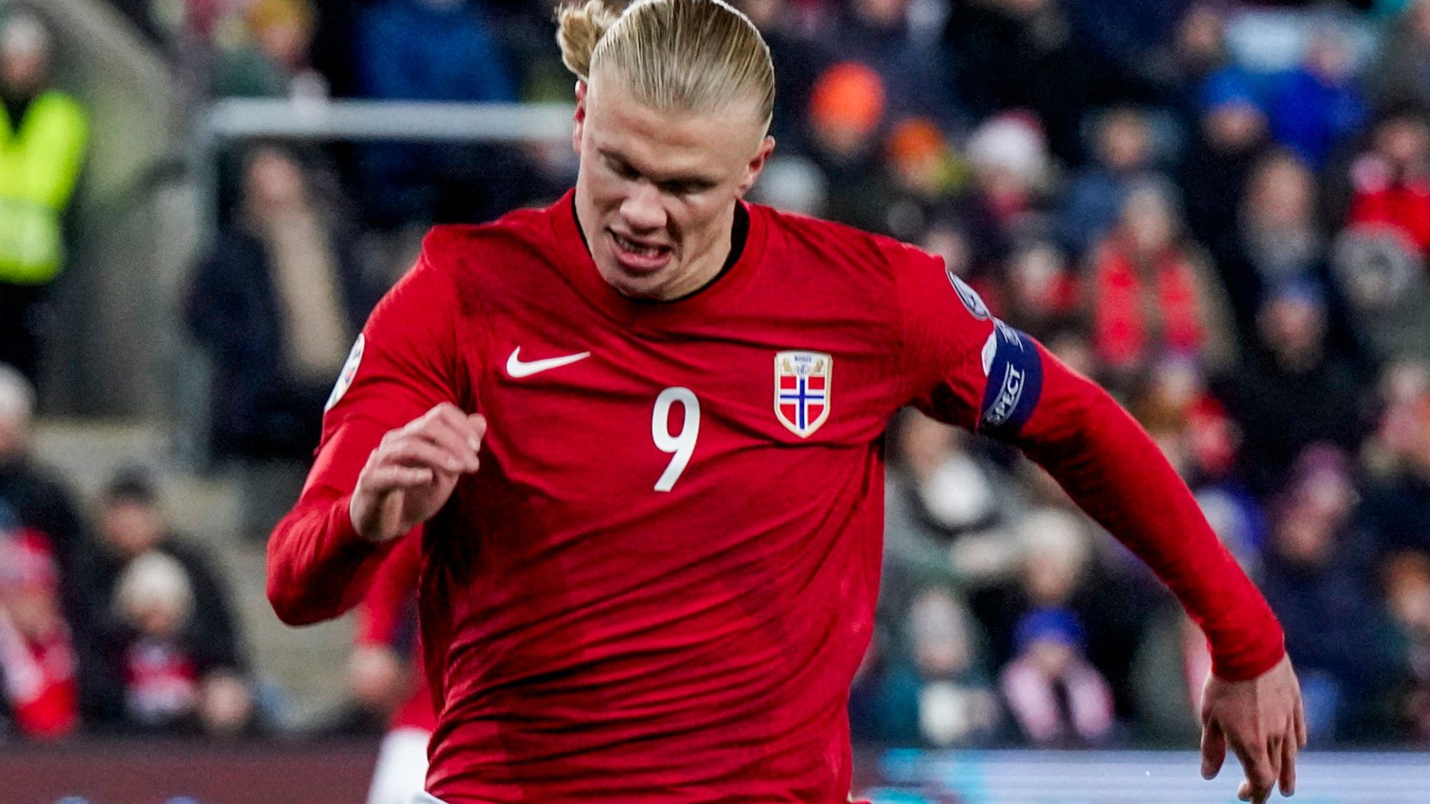 Quá đỉnh! McTominay bất ngờ 'ăn đứt' Haaland - Bóng Đá