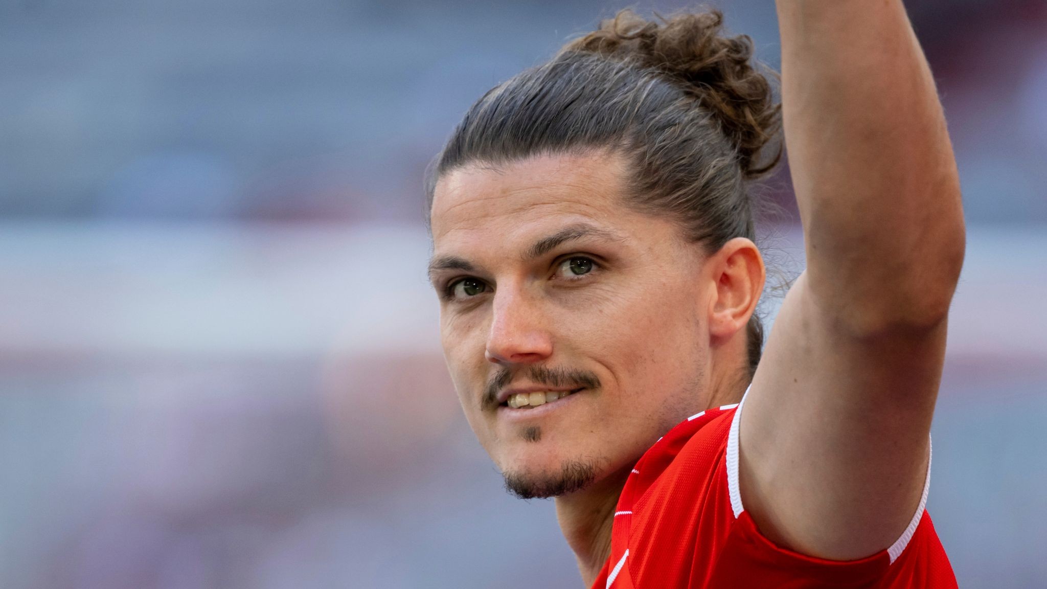 OFFICIAL IMAGES OF SABITZER AS A RED - Bóng Đá