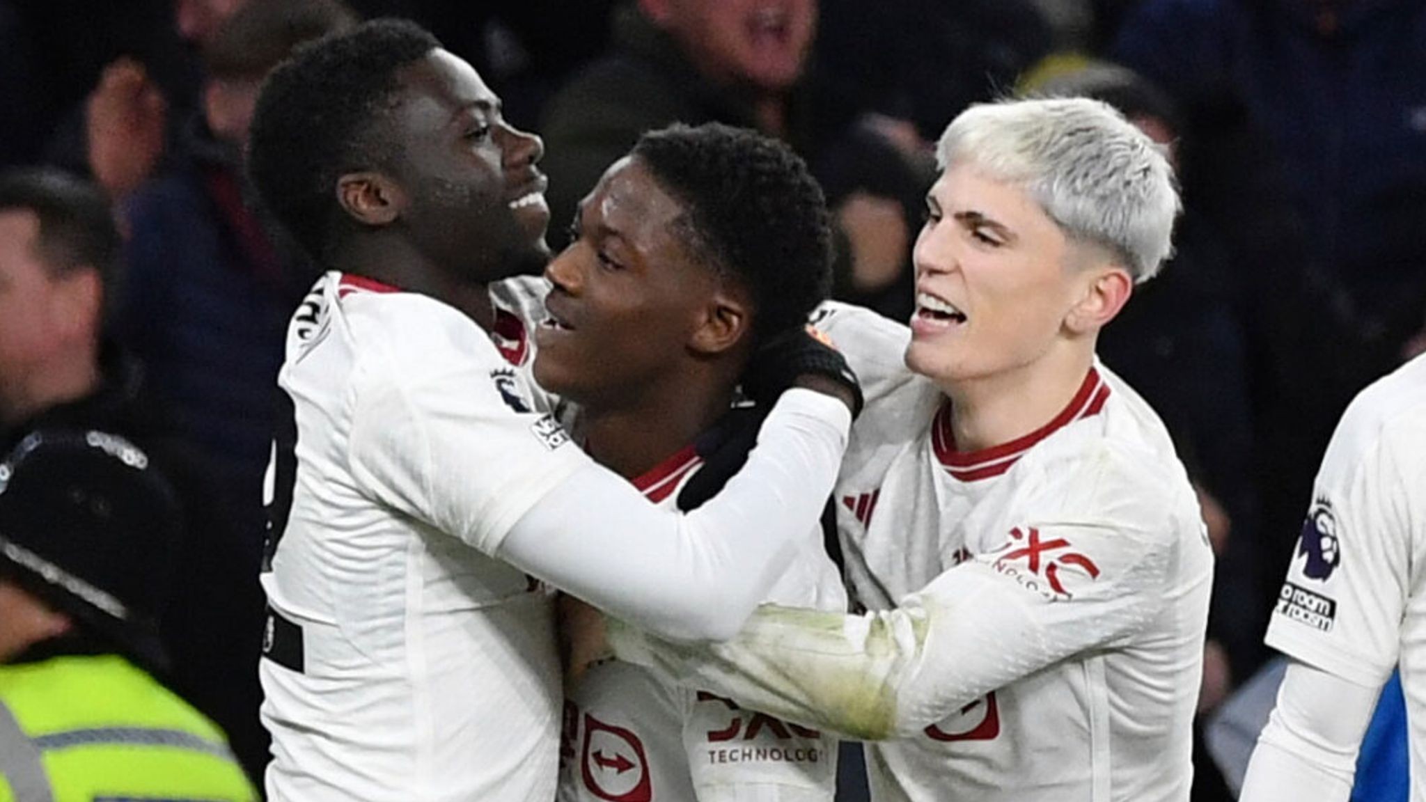 M.U hạ Wolves, Garnacho lẻn vào sân dù phạm luật - Bóng Đá