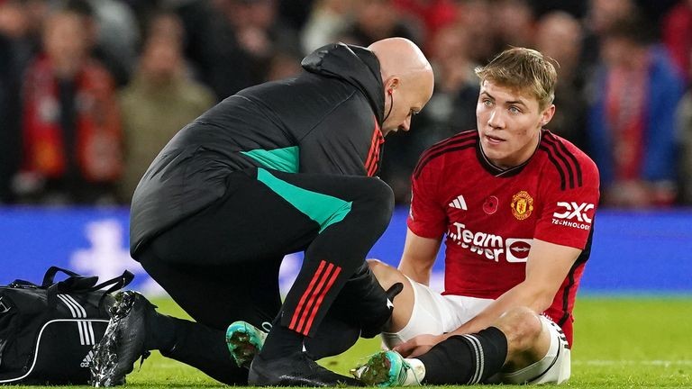 Hojlund sánh ngang Ronaldo, Rooney - Bóng Đá
