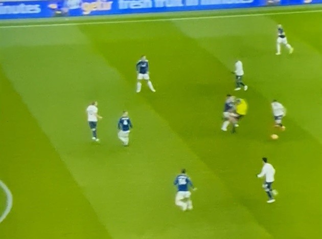 Kalvin Phillips hilariously takes out referee Andre Marriner during Tottenham v Leeds - Bóng Đá