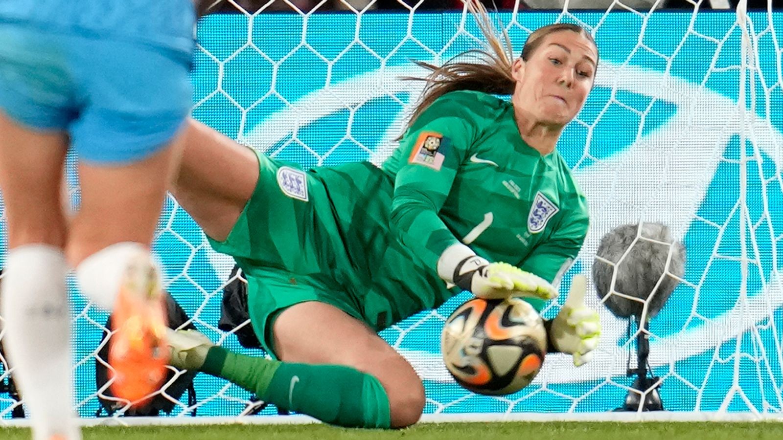 Manchester United Women are looking at goalkeeping alternatives as doubts remain about Mary Earps' future at the club. - Bóng Đá