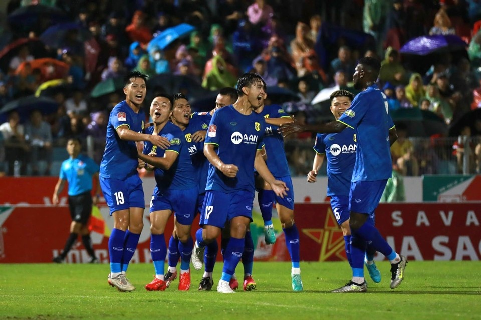 Đánh rơi chiến thắng phút bù giờ, HLV SLNA nói gì? - Bóng Đá