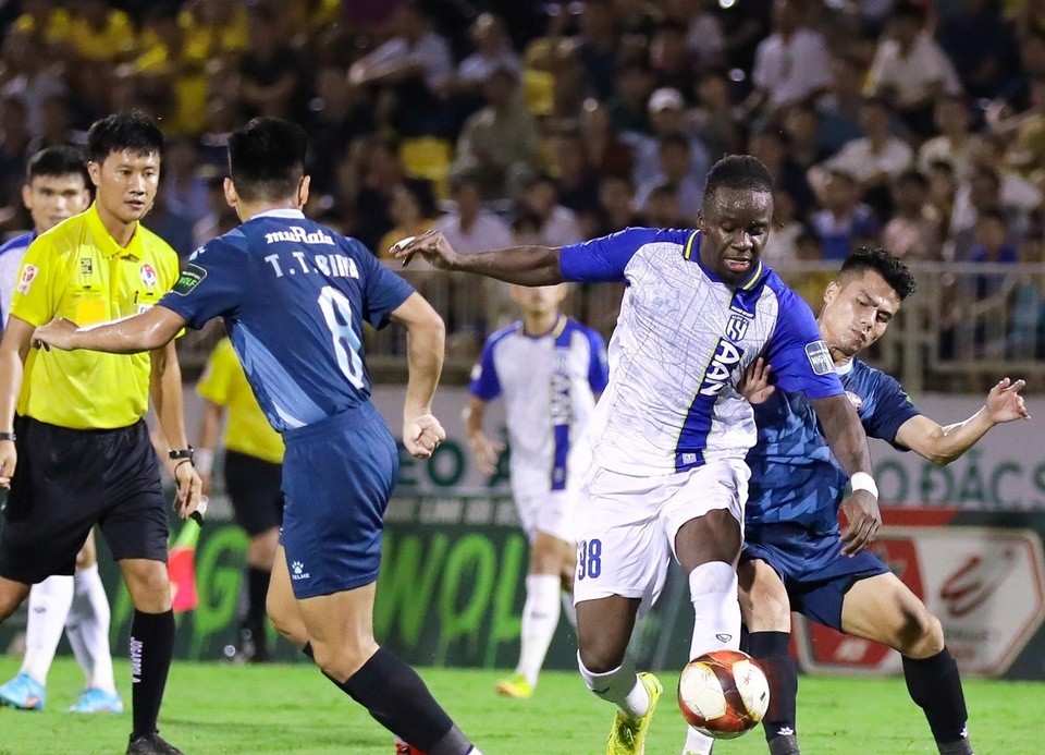 Trưởng ban trọng tài: Bàn mở tỷ số trận SLNA - TP.HCM không hợp lệ - Bóng Đá