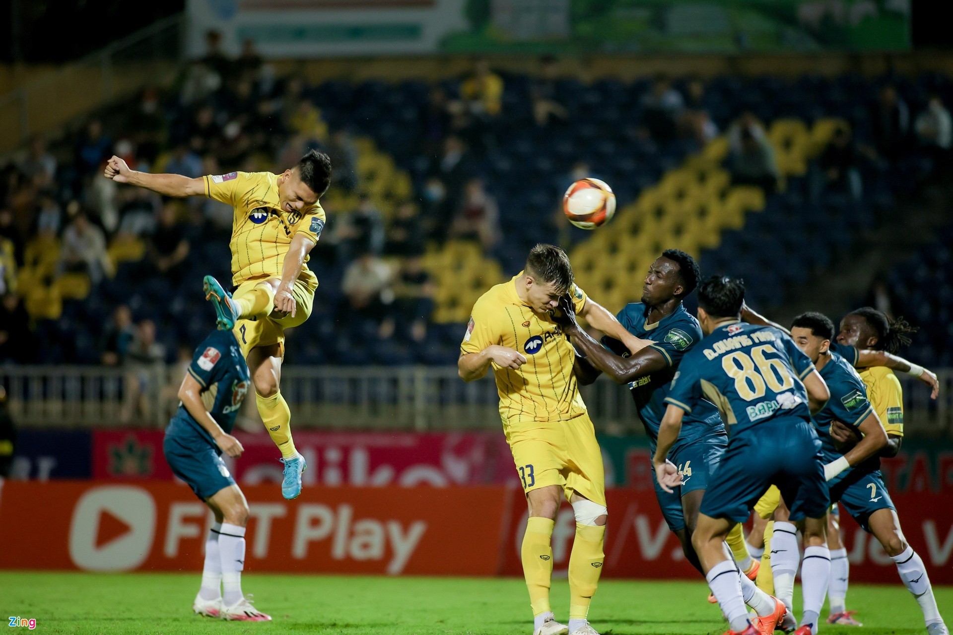 Tuyển thủ U22 ghi bàn giúp SLNA thắng trận đầu tiên ở V-League 2023 - Bóng Đá