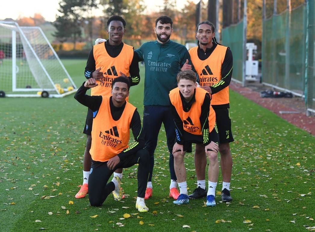 Số 10 tái xuất; Bước ngoặt xảy đến trong buổi tập của Arsenal - Bóng Đá