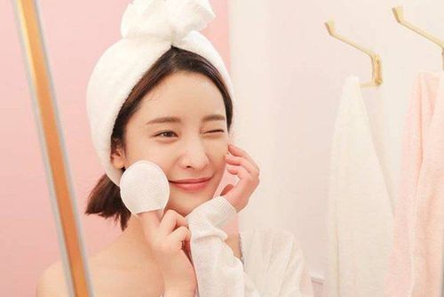 Điểm đặc biệt của phương pháp này nằm ở sự kết hợp giữa dầu tẩy trang và sữa rửa mặt. 